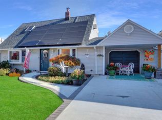 117 Center Ln, Levittown, NY 11756