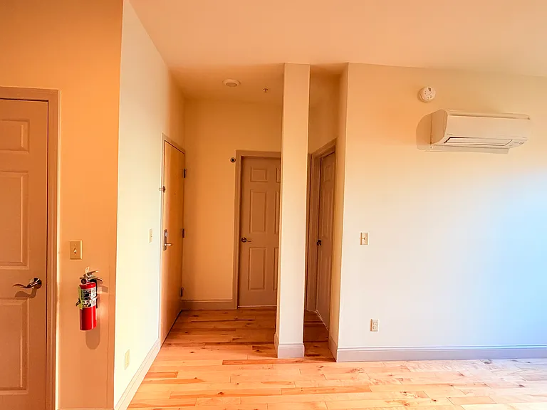 191 College St #208 — Photo 9