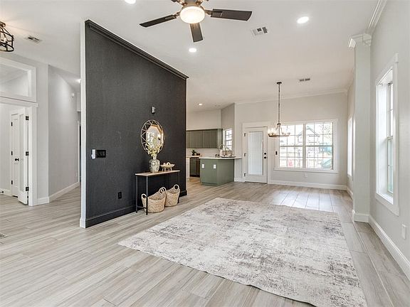 5th image of 521 SW 156th St