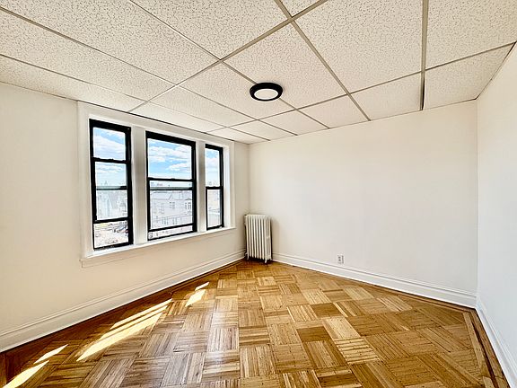 4th image of 995 Summit Ave #405