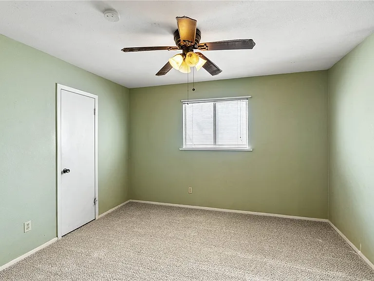 1829 Lesle Ln — Photo 6