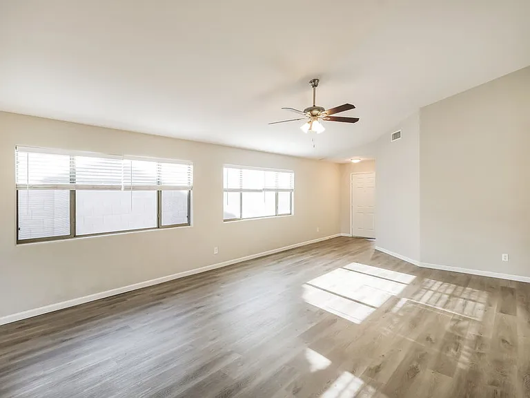 25703 W Saint Charles Ct — Photo 6