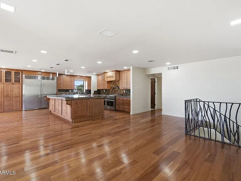 2221 E Vista Ave — Photo 12