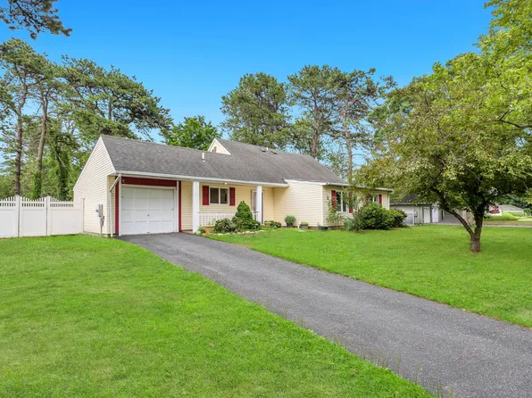 3 Willow Ct, Medford, NY 11763