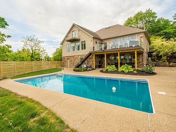 4th image of 806 Harmony Rd