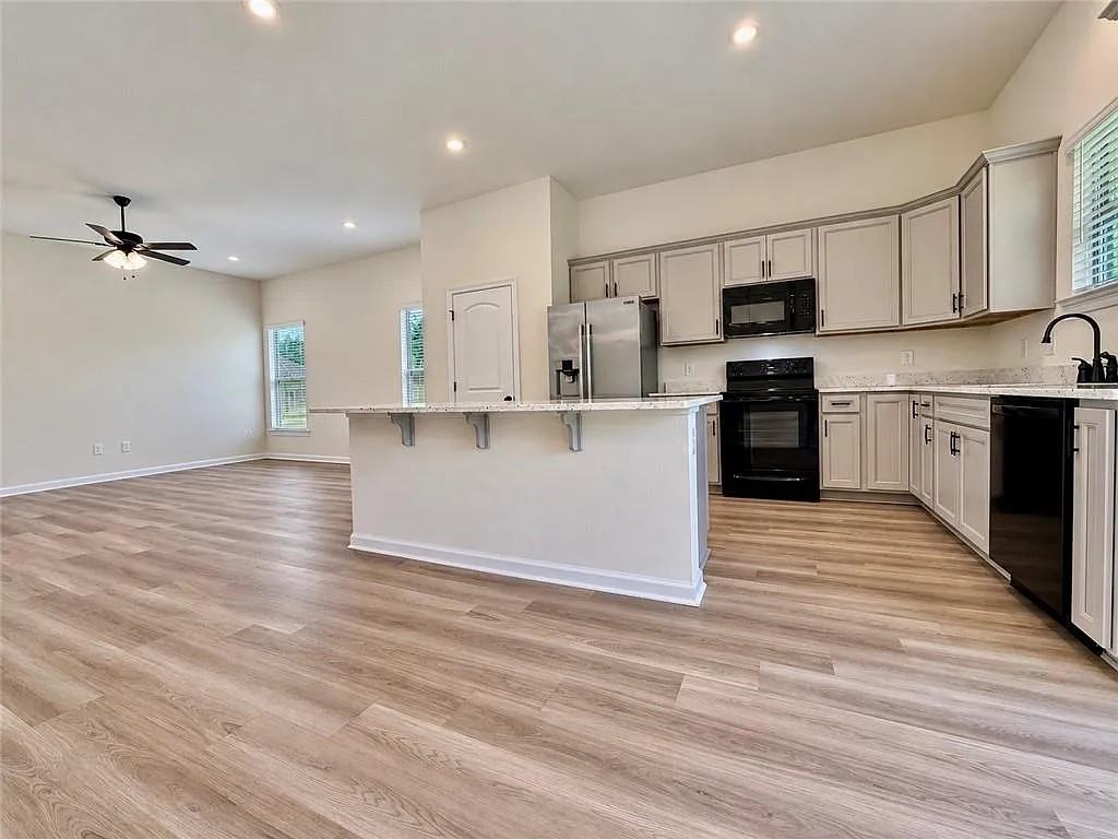 4 bed, 2.5 bath, 1782 sqft, $2,200 — Photo 3
