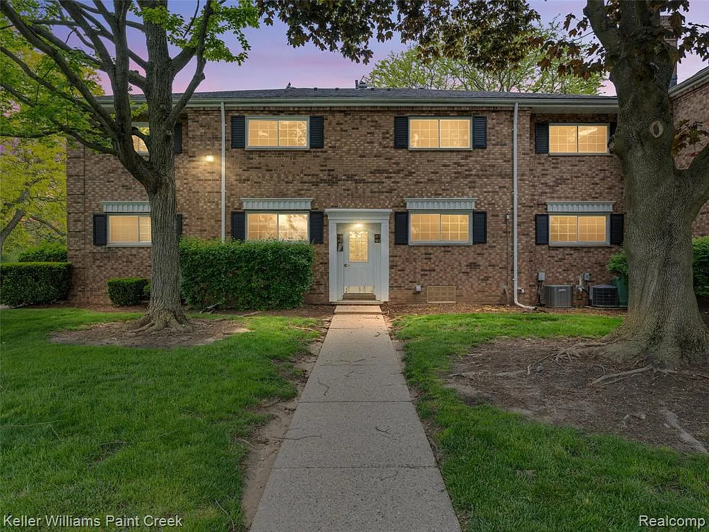 2 bed, 2.0 bath, 909 sqft, $1,600 — Photo 1