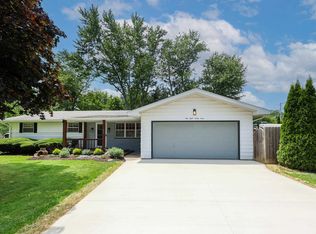 5833 N Brookwood Dr, Fort Wayne, IN 46835