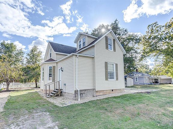 4th image of 104 W Mascoutah St