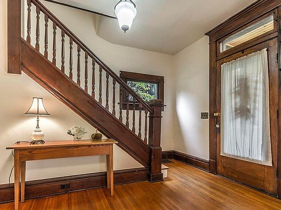 3rd image of 152 W Como Ave