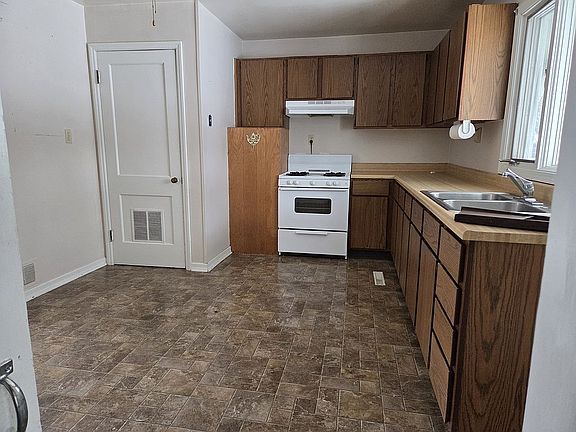 3rd image of 221 E Main St
