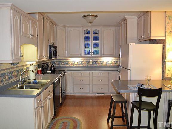 3rd image of 605 Arlington St