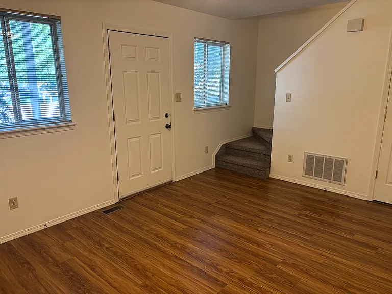 610 S Cedar St — Photo 12