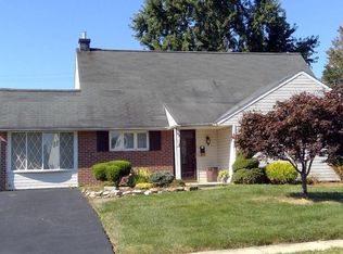 29 Hilltop Rd, Levittown, PA 19056