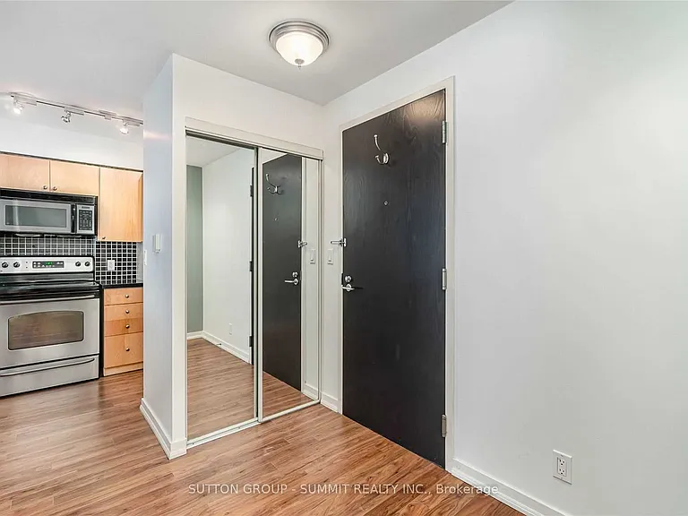 1005 King St W #416 — Photo 3