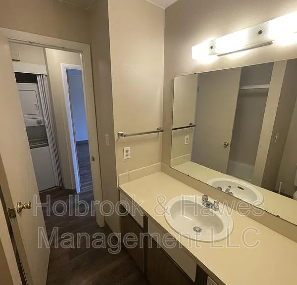 1209 W Plum St — Photo 20