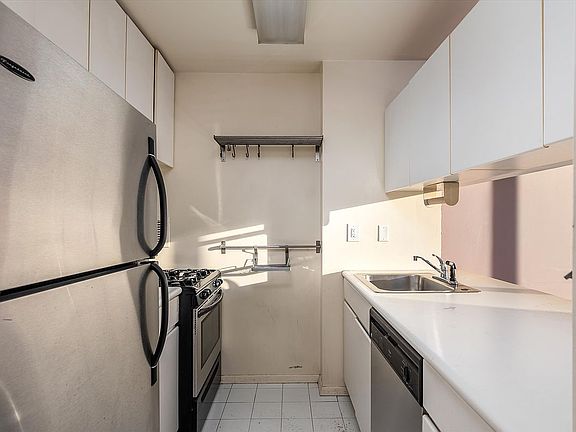 5th image of 1 Irving Pl APT G15g