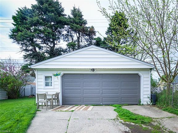3rd image of 12713 Maple Leaf Dr