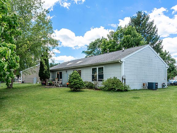 2nd image of 886 Quincy Ct