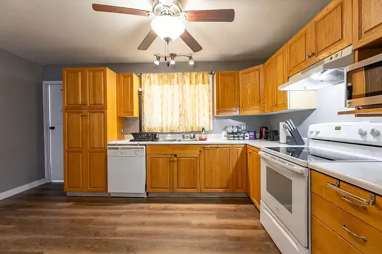 3 bed, 1.0 bath, $2,500 — Photo 2