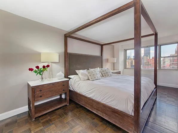 300 East 40th Street image 10 of 15