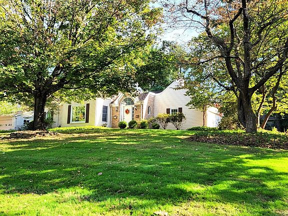 5th image of 301 W Riverglen Dr