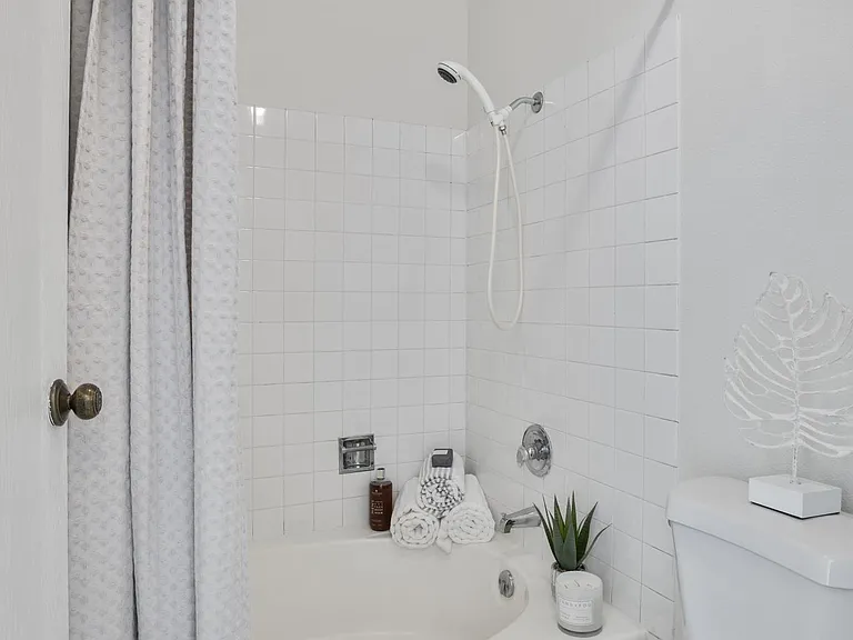 10211 NE 16th Pl #R6 — Photo 18