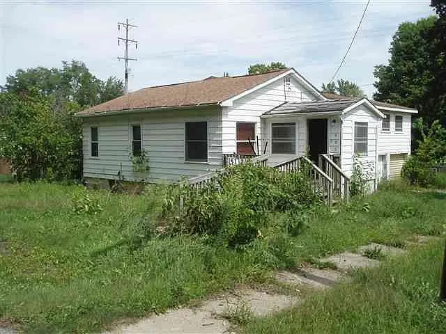 406 N Poplar St photo 1