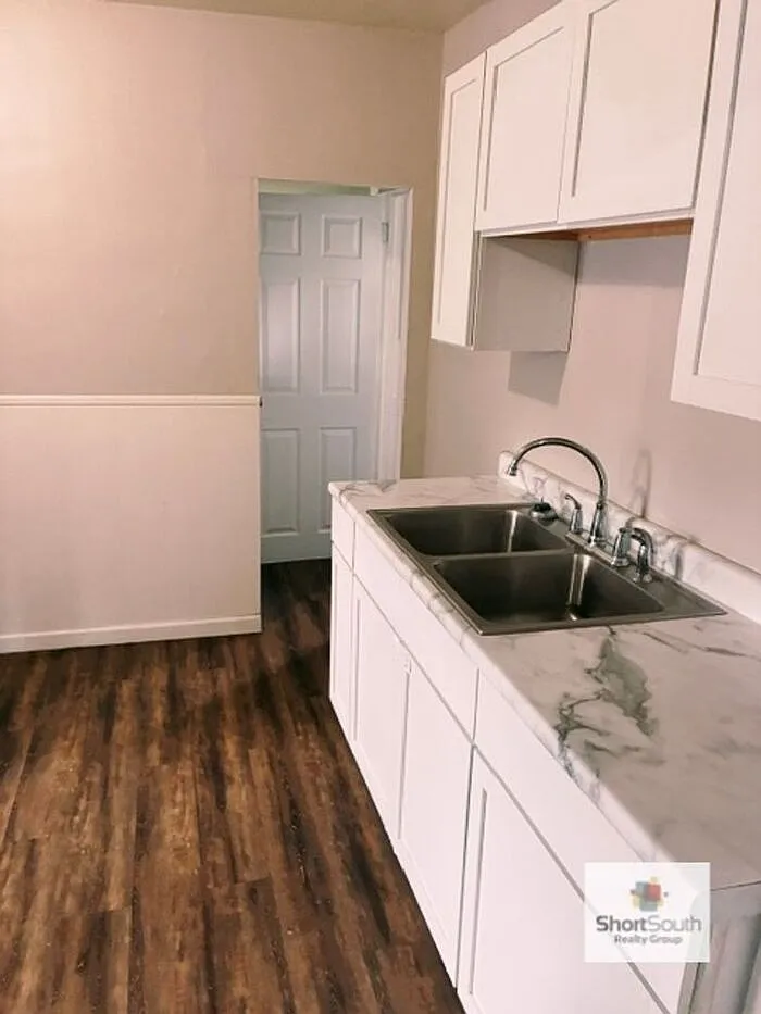 3 bed, 1.0 bath, 900 sqft, $1,300 — Photo 3