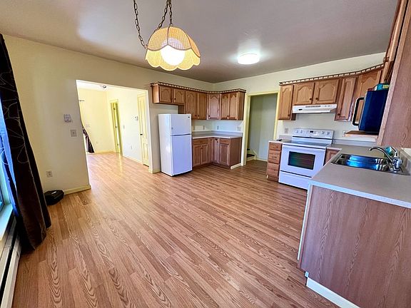 4th image of 121 E Main St