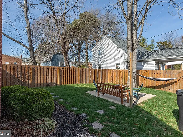 1321 Rowe St #C — Photo 10