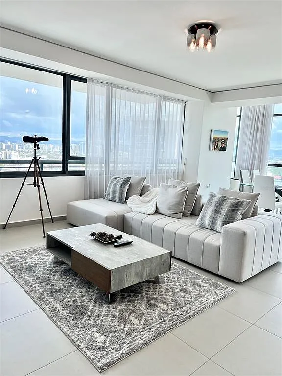 3 bed, 2.5 bath, 1643 sqft, $7,850 — Photo 3
