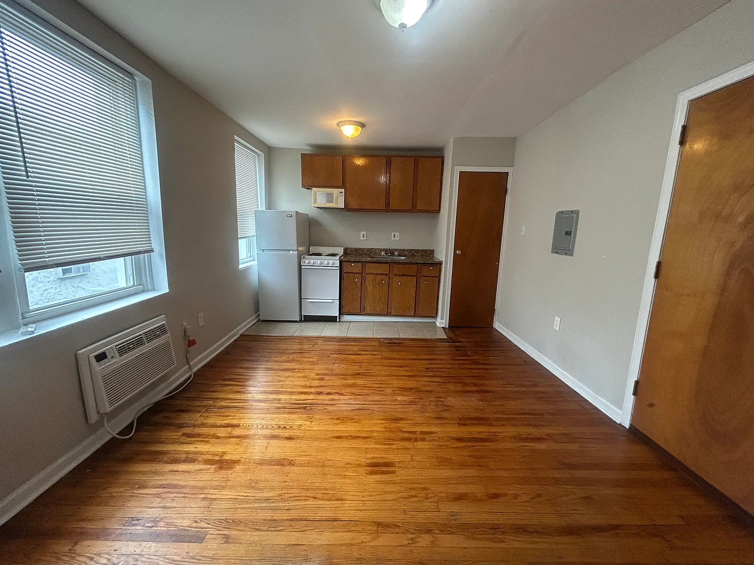 Studio, $890 — Photo 4