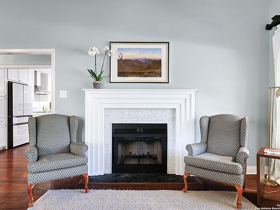 4th image of 402 BURNSIDE DR