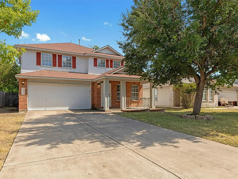113 Matthew Dr — Photo 2