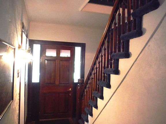 3rd image of 18 East St
