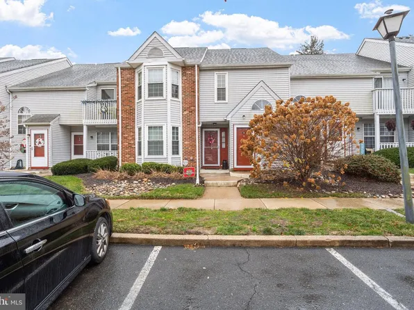 48 Pinewood Dr, Hamilton, NJ 08690