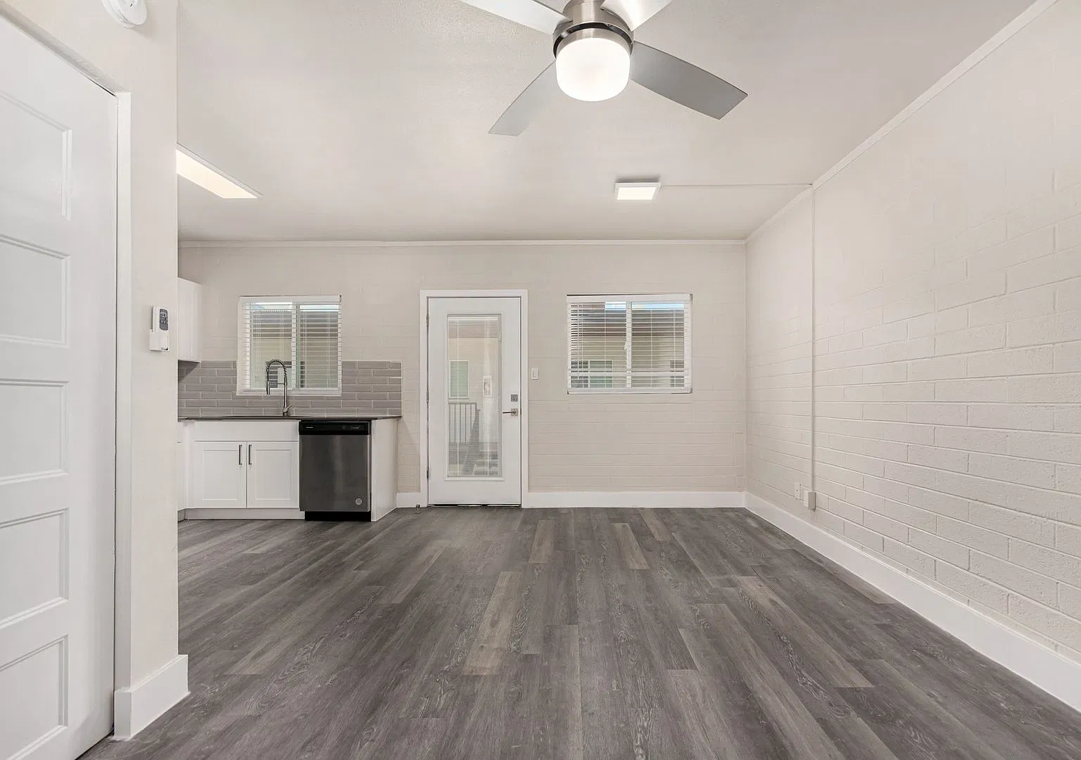 Studio, 410 sqft, $949 — Photo 3