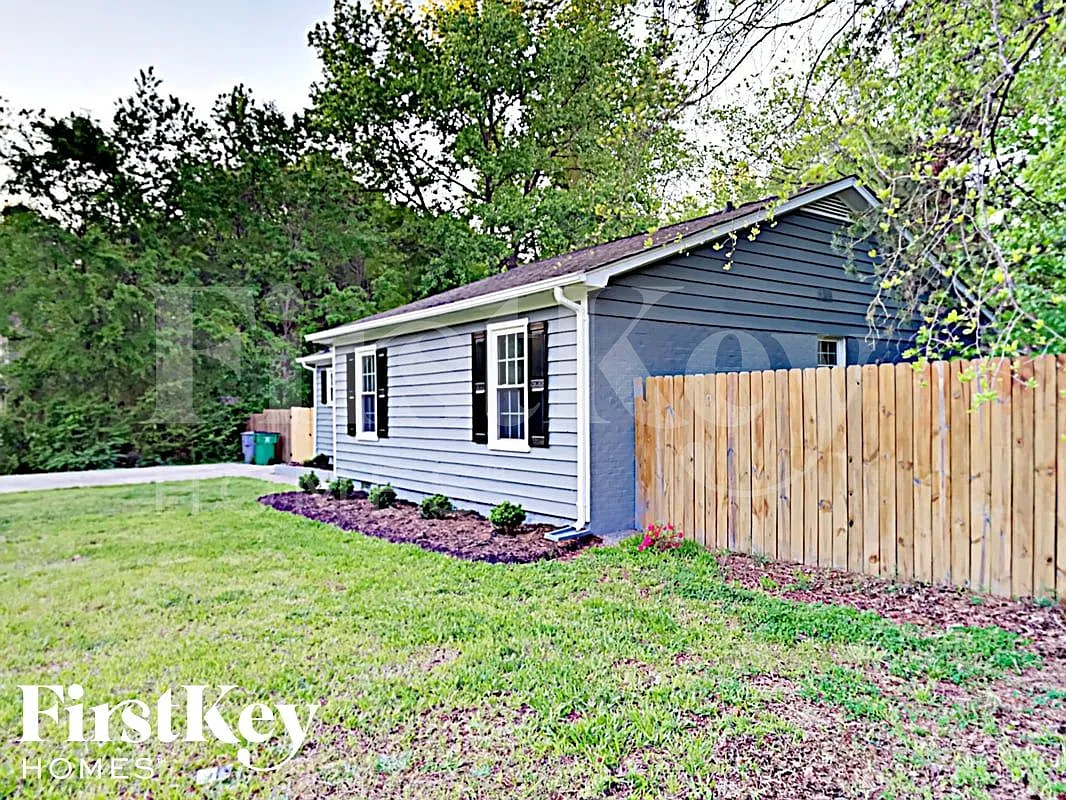 3 bed, 2.0 bath, 1335 sqft, $2,160 — Photo 3