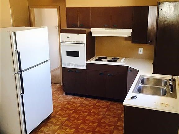 Great kitchen space in this 3 bedroom, Town & Country area home.