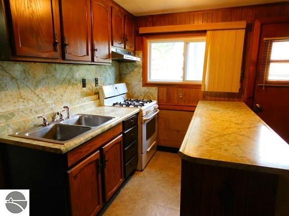 2nd image of 5675 E Shore Dr NE