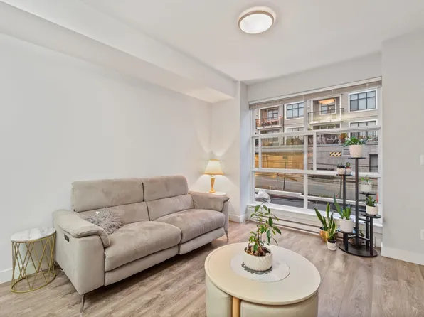 827 Roderick Ave #208, Coquitlam, BC V3K 0E3