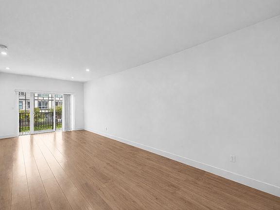 4th image of 9680 Alexandra Rd #89