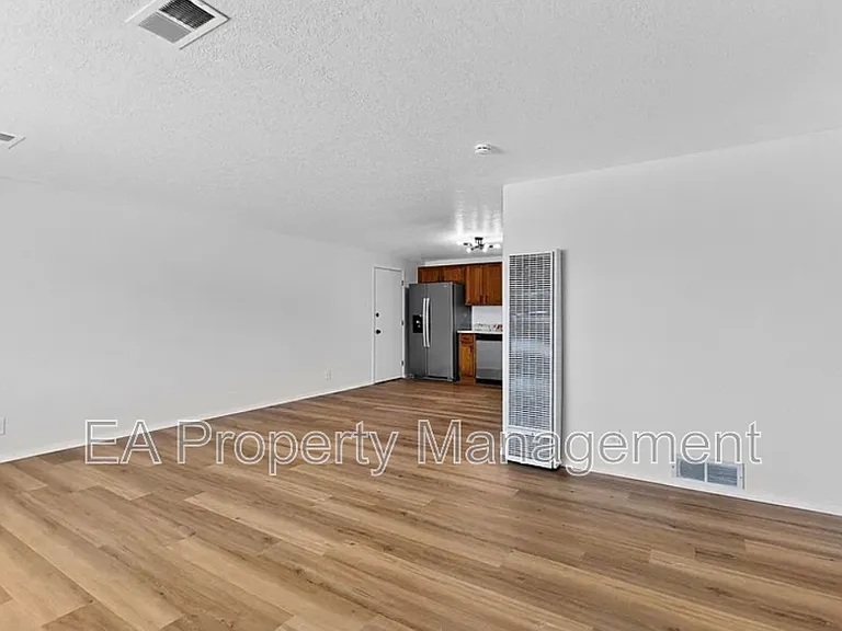 1055 Betts St NE — Photo 10