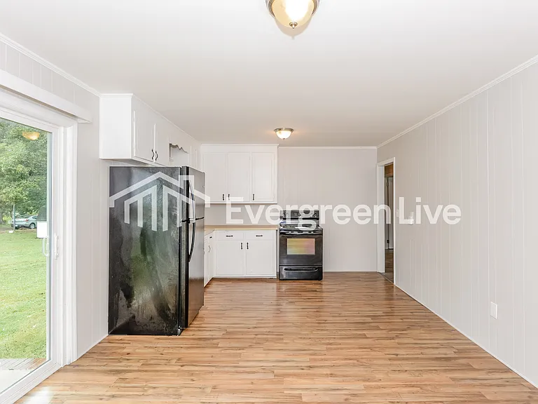 1011 Holly Dr — Photo 5