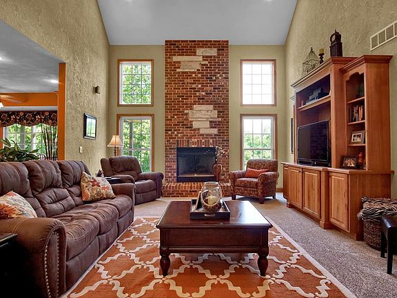 5th image of 2848 Woodfield Dr