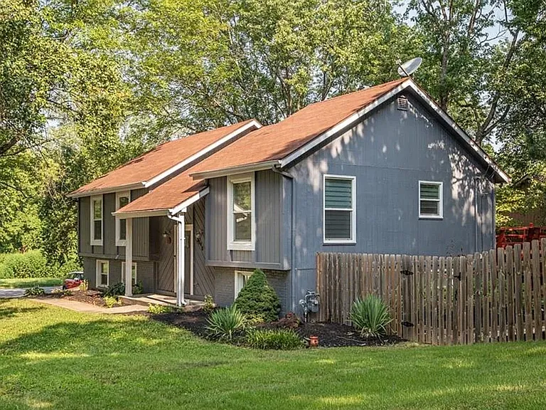 3040 Yellowstone Dr — Photo 3