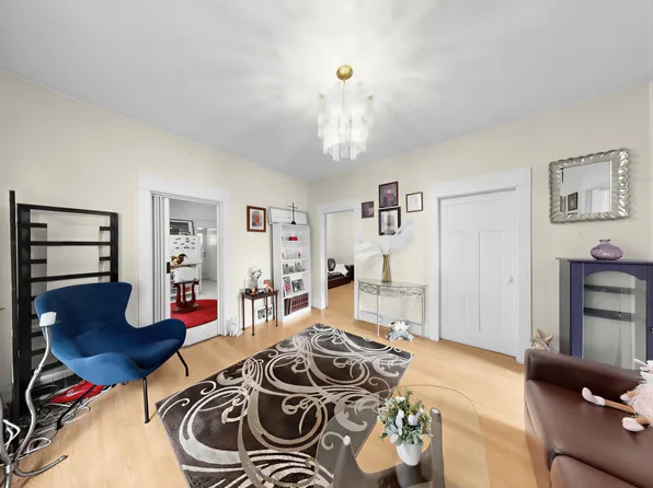 2130 William St, Vancouver, BC V5L 2S3