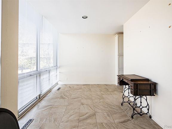 5th image of 1346 Nicolet Pl