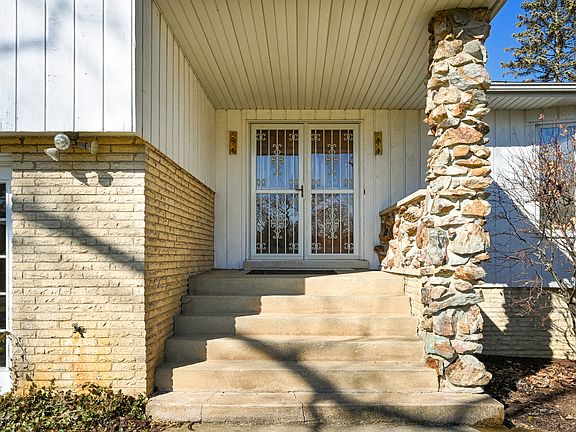 3rd image of 22W732 Hackberry Dr
